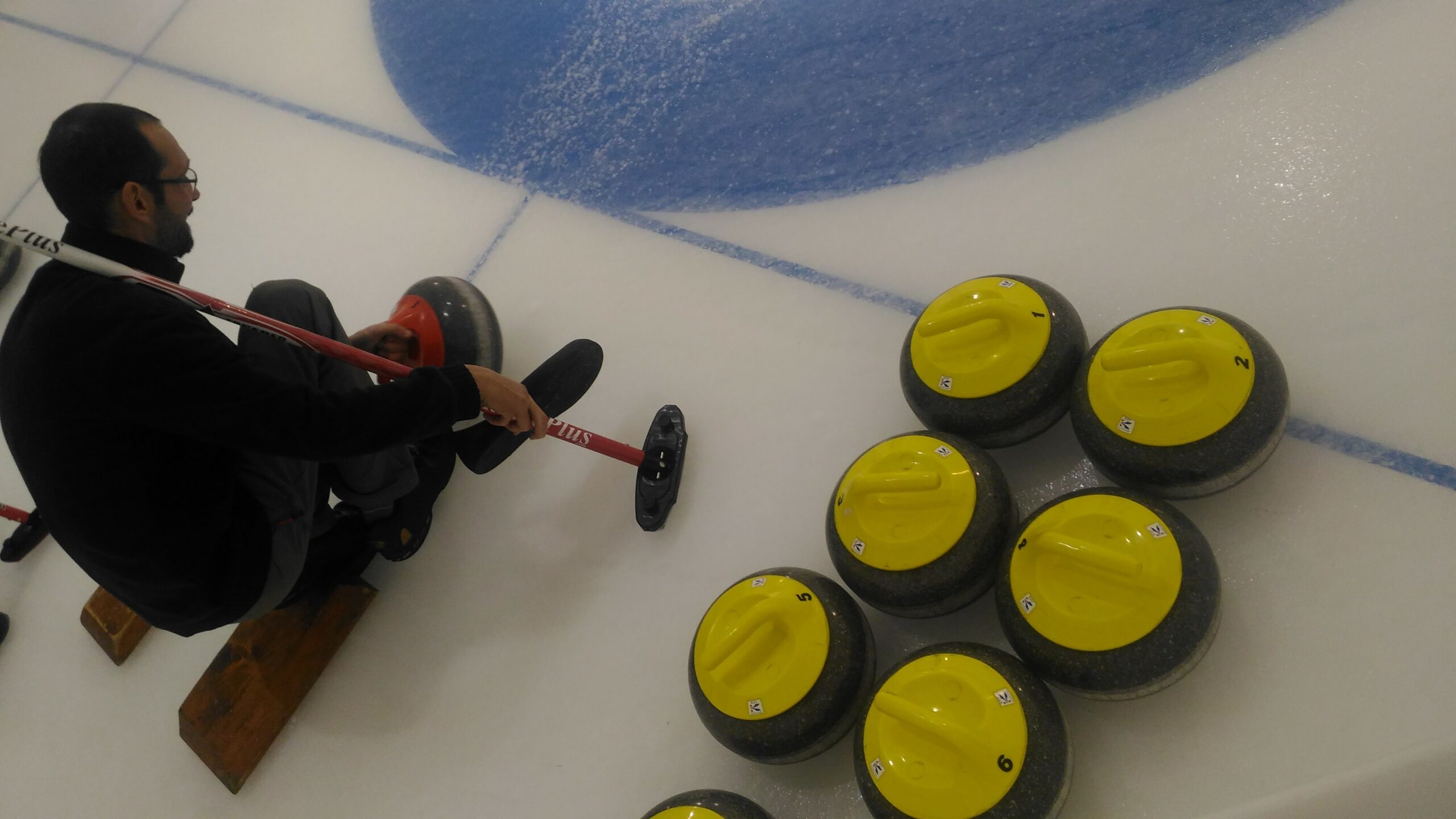 Tournoi international de curling à la patinoire de l'Espace des mondes polaires à Prémanon.