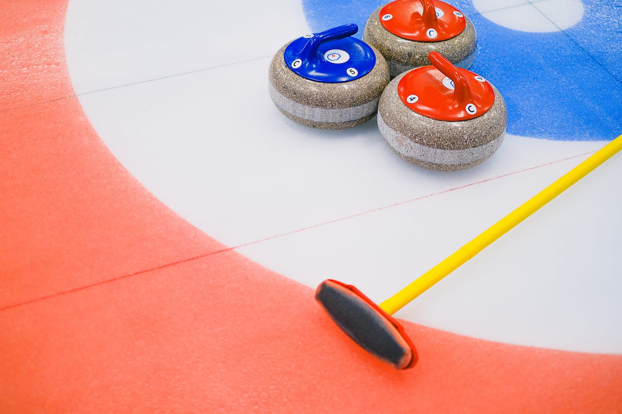Tournoi international de curling à la patinoire de Prémanon.